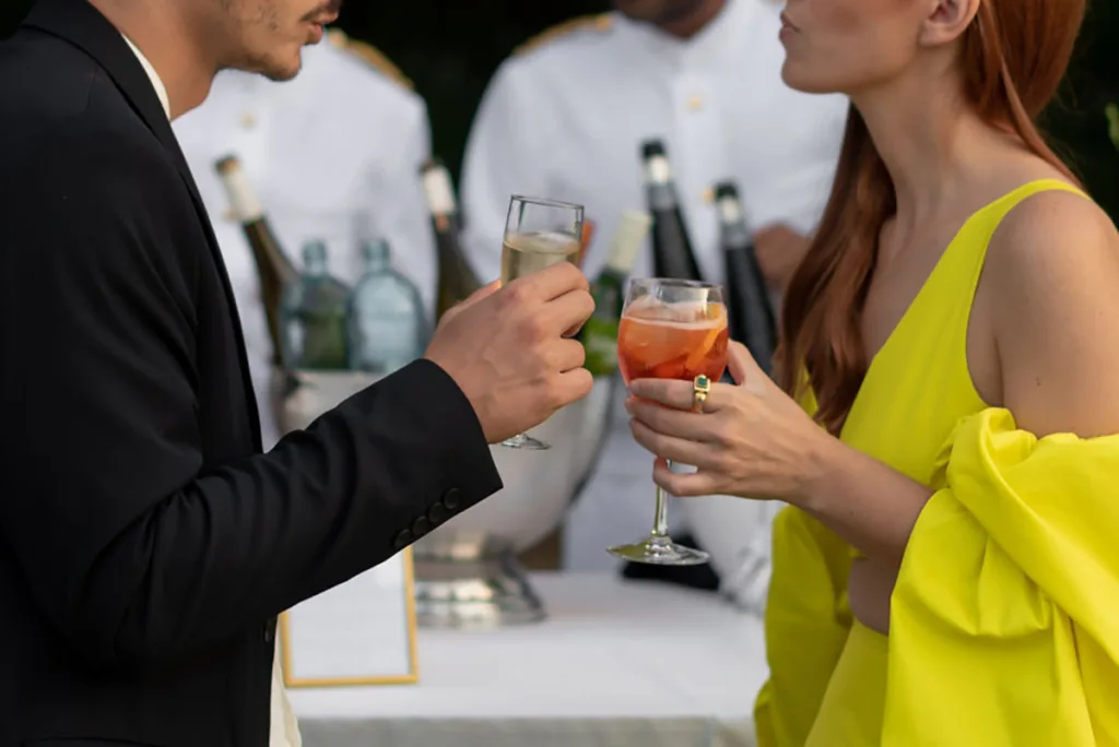 monchos-catering-invitados-cocktail-boda-castillo svg+xml;charset=utf
