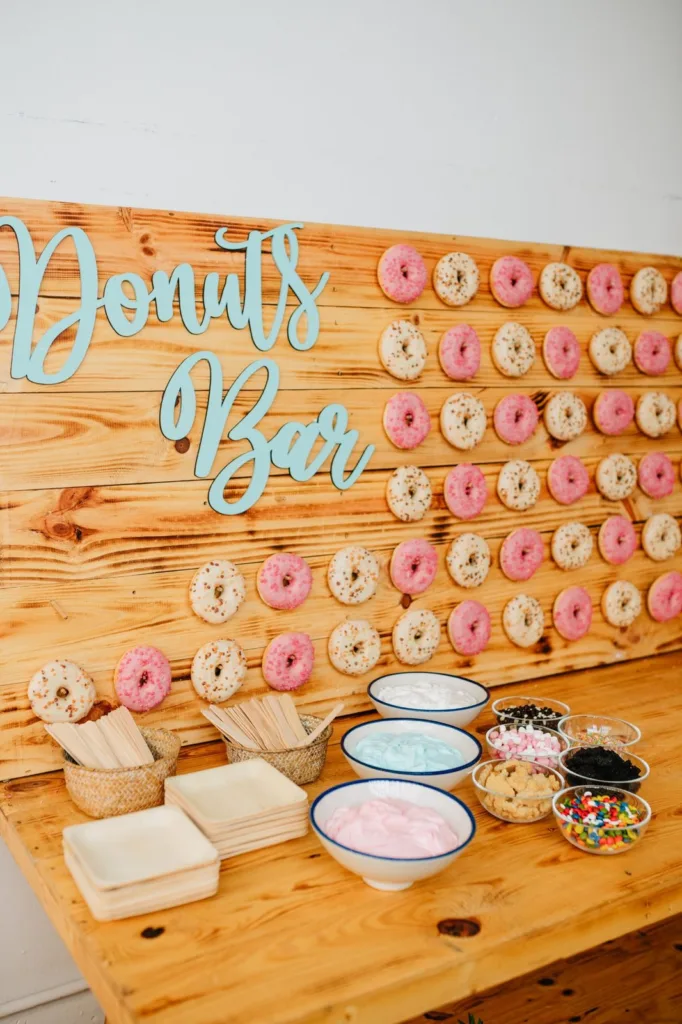 detall-donuts-bar-baby-shower-monchos-catering Detall de la barra de dònuts en un baby shower