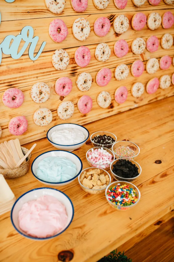 donuts-bar-toppings-celebracio-monxos-catering Barra de dònuts amb toppings en una celebració