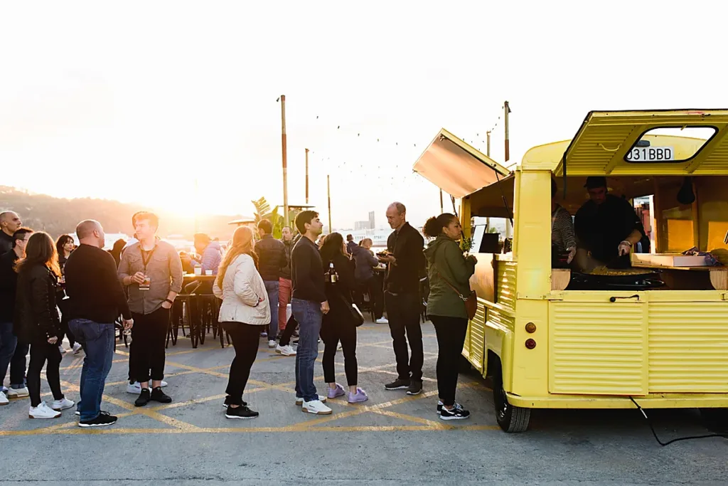 food-truck-evento-corporativo-atardecer svg+xml;charset=utf