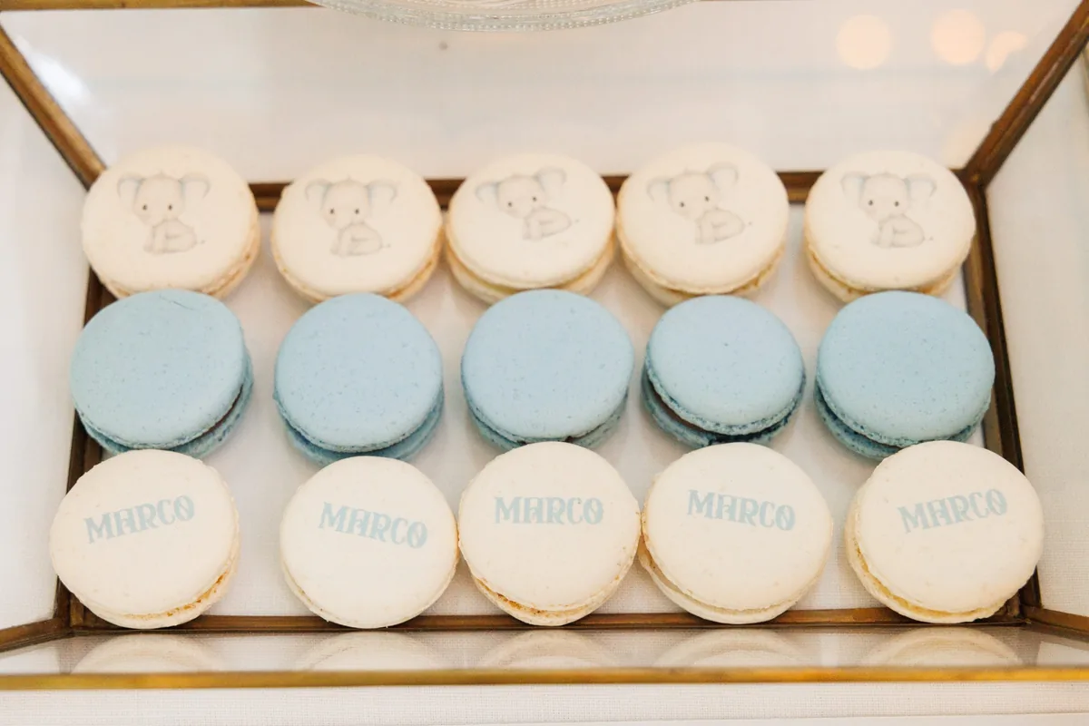 Macarons personalizados junto a un marco con forma de elefante