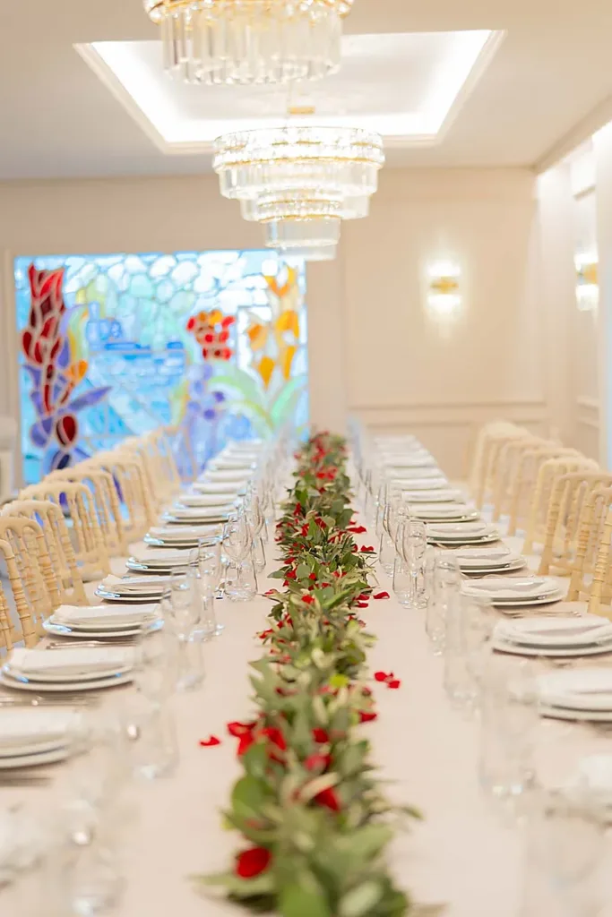 mesa-banquete-elegante-centro-floral svg+xml;charset=utf