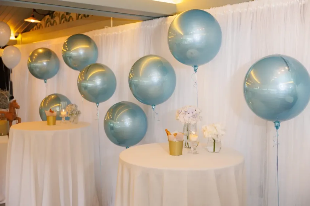 mesas-coctel-globos-azules-bautizo svg+xml;charset=utf