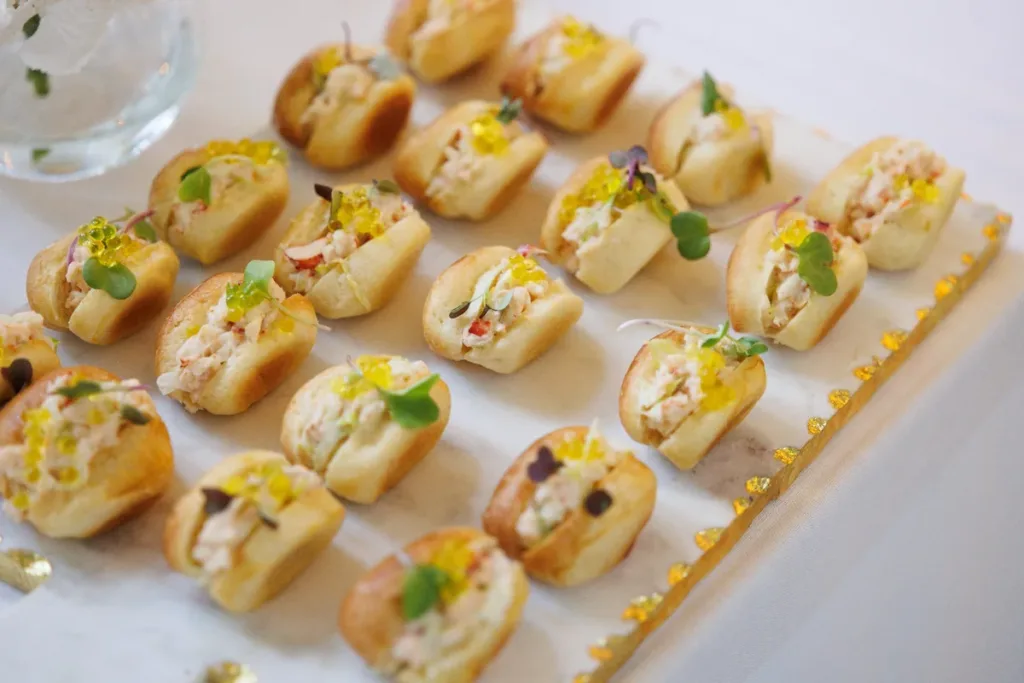 mini-brioche-marisco-catering-bautizo svg+xml;charset=utf