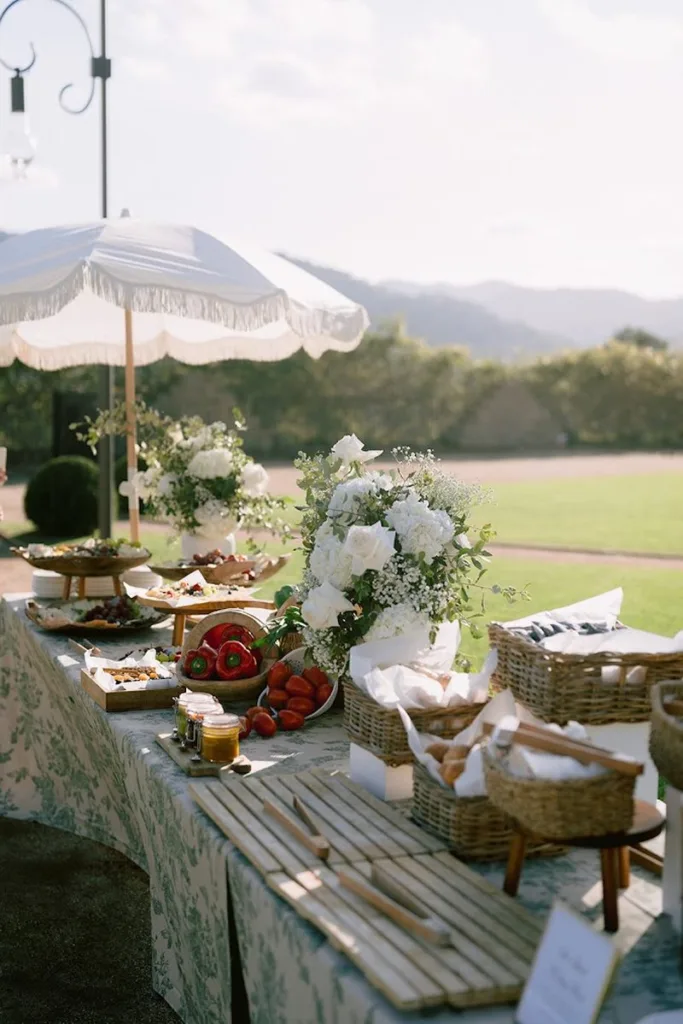 monxos-catering-barcelona-buffet-exterior-casament Bufet a l'aire lliure en un casament