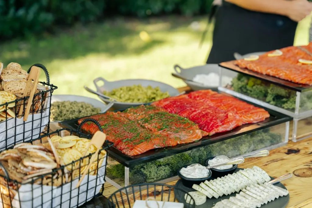 monxos-catering-barcelona-buffet-salmon-formatges Bufet amb salmó i formatges