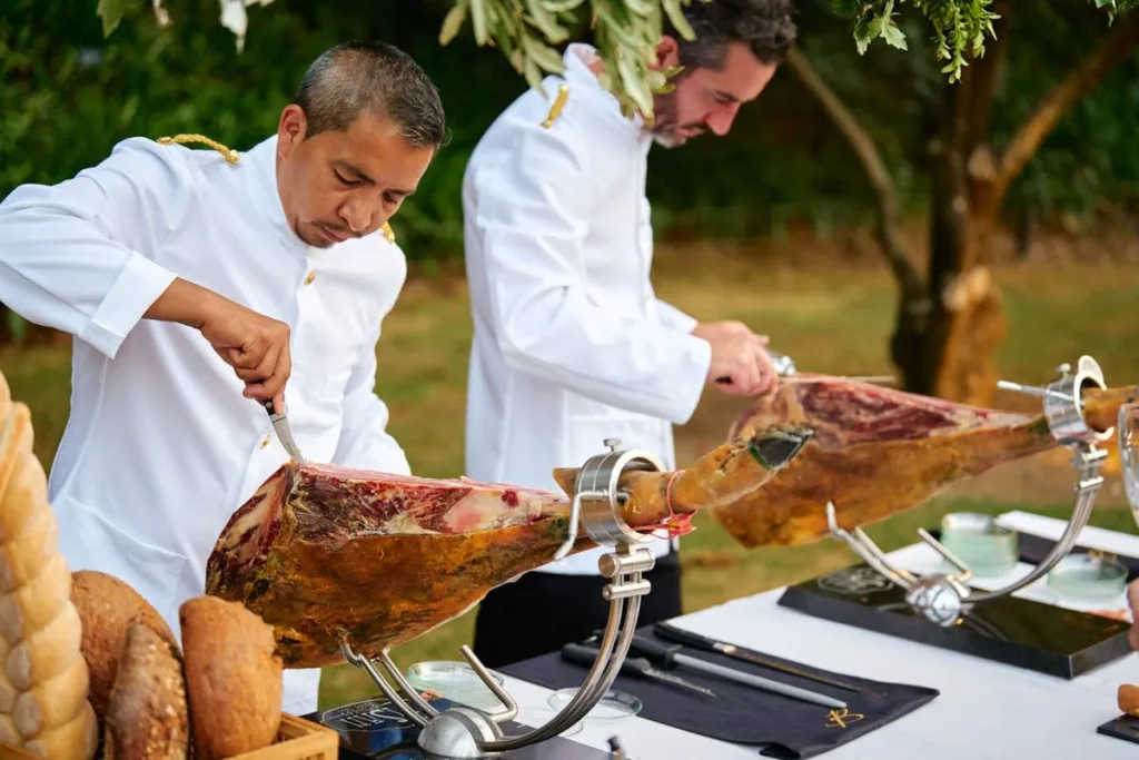 monxos-catering-barcelona-talladors-pernils-noces Talladors de pernil en un casament