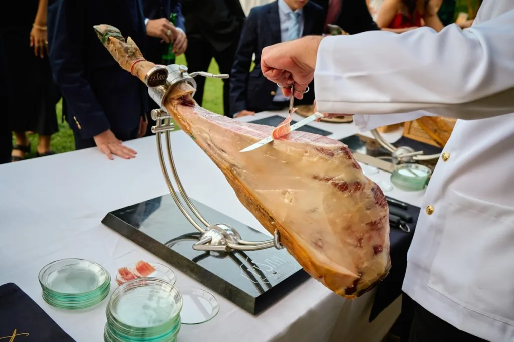 monxos-catering-barcelona-tall-pernil-esdeveniment Tall de pernil en directe durant un esdeveniment