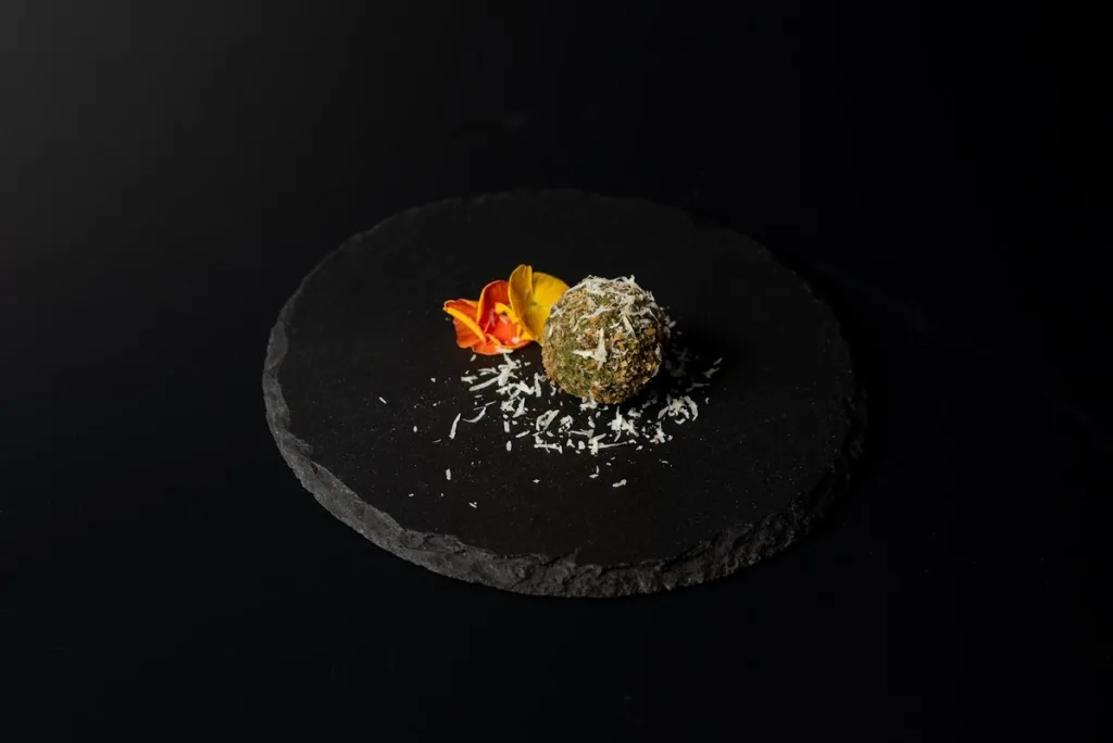 monxos-catering-barcelona-croqueta-gourmet-pissarra Croqueta gurmet servida sobre pissarra