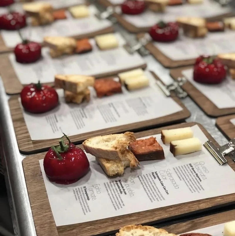 monxos-catering-barcelona-degustacion-formatges-tomàquet Degustació de formatges amb tomàquet