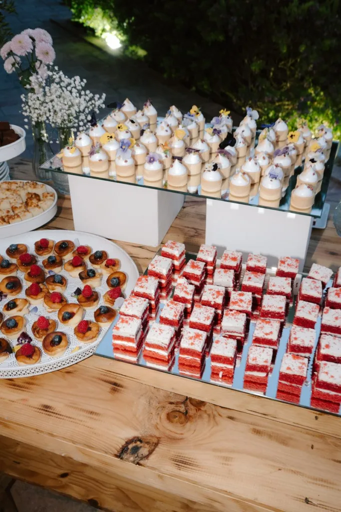 monxos-catering-barcelona-taula-dolça-postres-esdeveniment Taula dolça amb postres en un esdeveniment