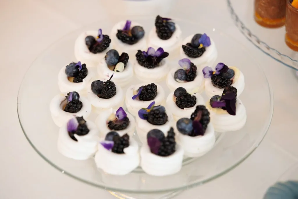 monxos-catering-barcelona-mini-pavloves-fruits-vermells Mini pavloves amb fruits vermells