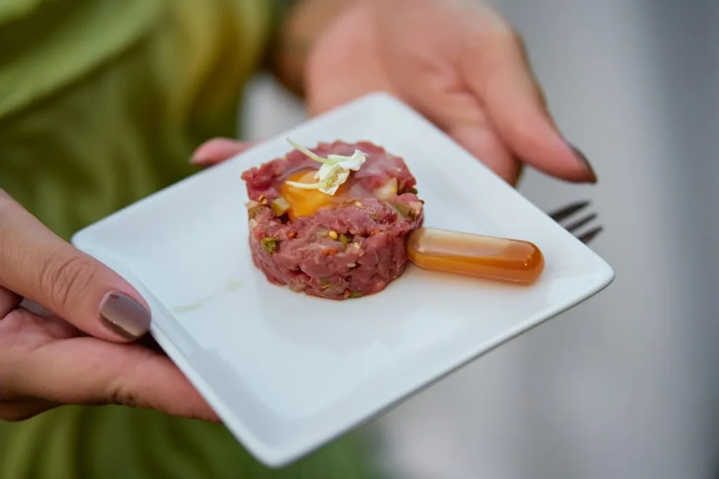 monxos-catering-barcelona-tartar-carn-aperitiu Tàrtar de carn servit com a aperitiu