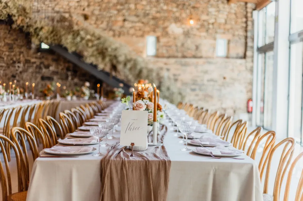 monchos-catering-boda-interior-banquete-centro-mesa svg+xml;charset=utf
