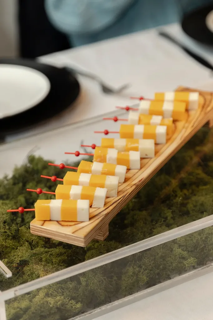monchos-catering-cocktail-pinchos-queso-aperitivo svg+xml;charset=utf