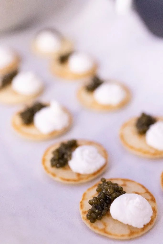 monchos-catering-canapes-caviar-evento-corporativo Canapés con caviar en un evento corporativo