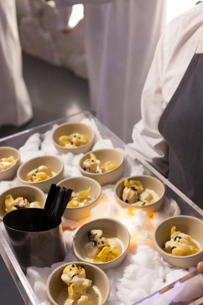 monchos-catering-evento-corporativo-bandeja-aperitivos Bandeja de aperitivos en un evento corporativo